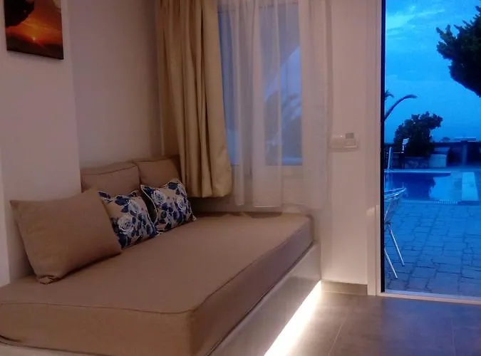 Koronios Affittacamere Fira (Santorini)